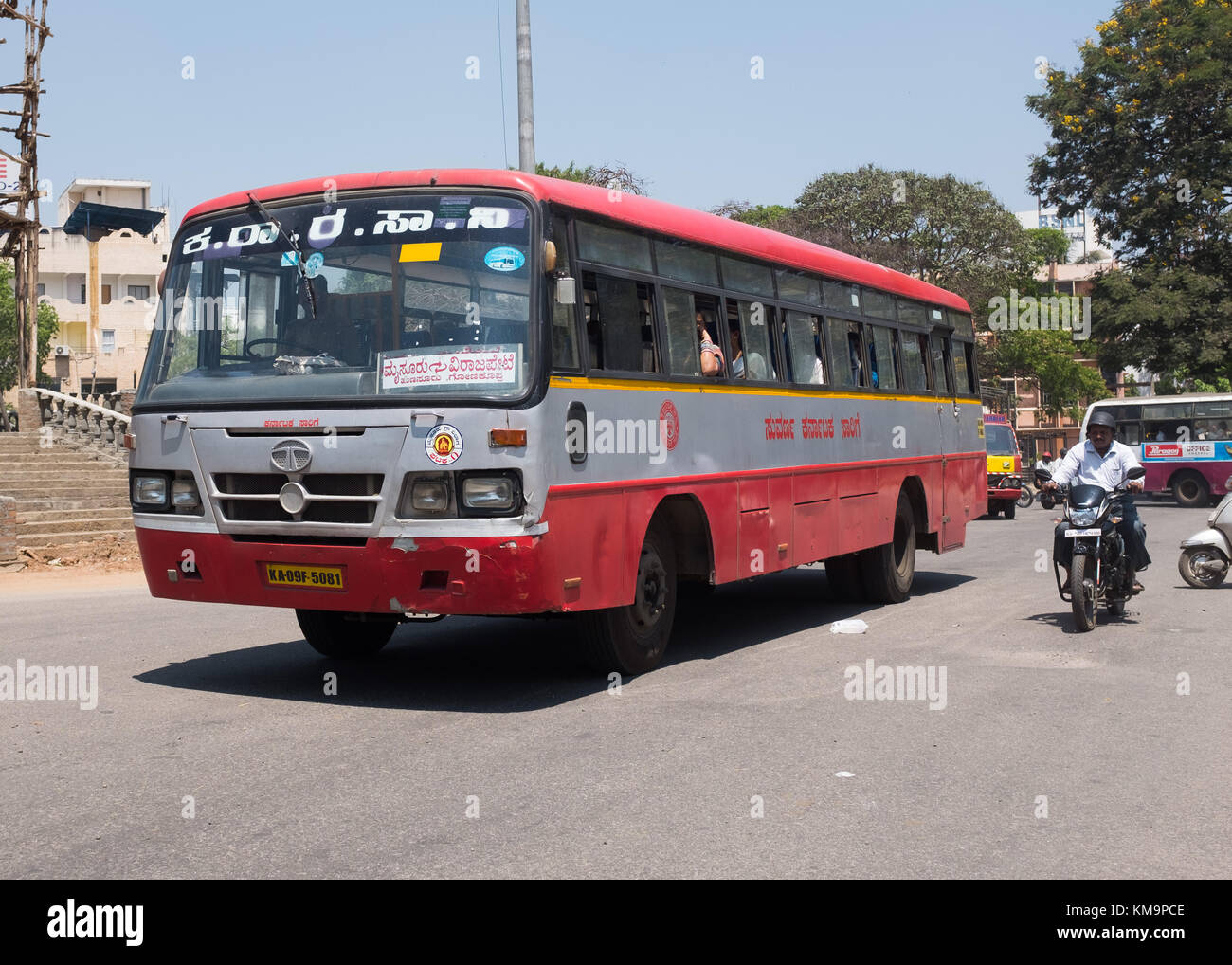 I passeggeri che viaggiano con lo stato di Karnataka trasporto stradale corporation autobus a Mysore, mysuru, Karnataka, India. Foto Stock