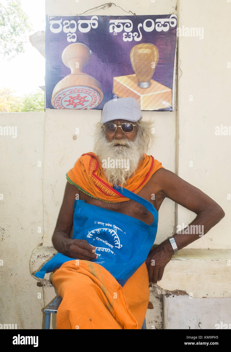 Ritratto di santo indiano uomo seduto su uno sgabello a Mysore, mysuru, Karnataka, India. Foto Stock