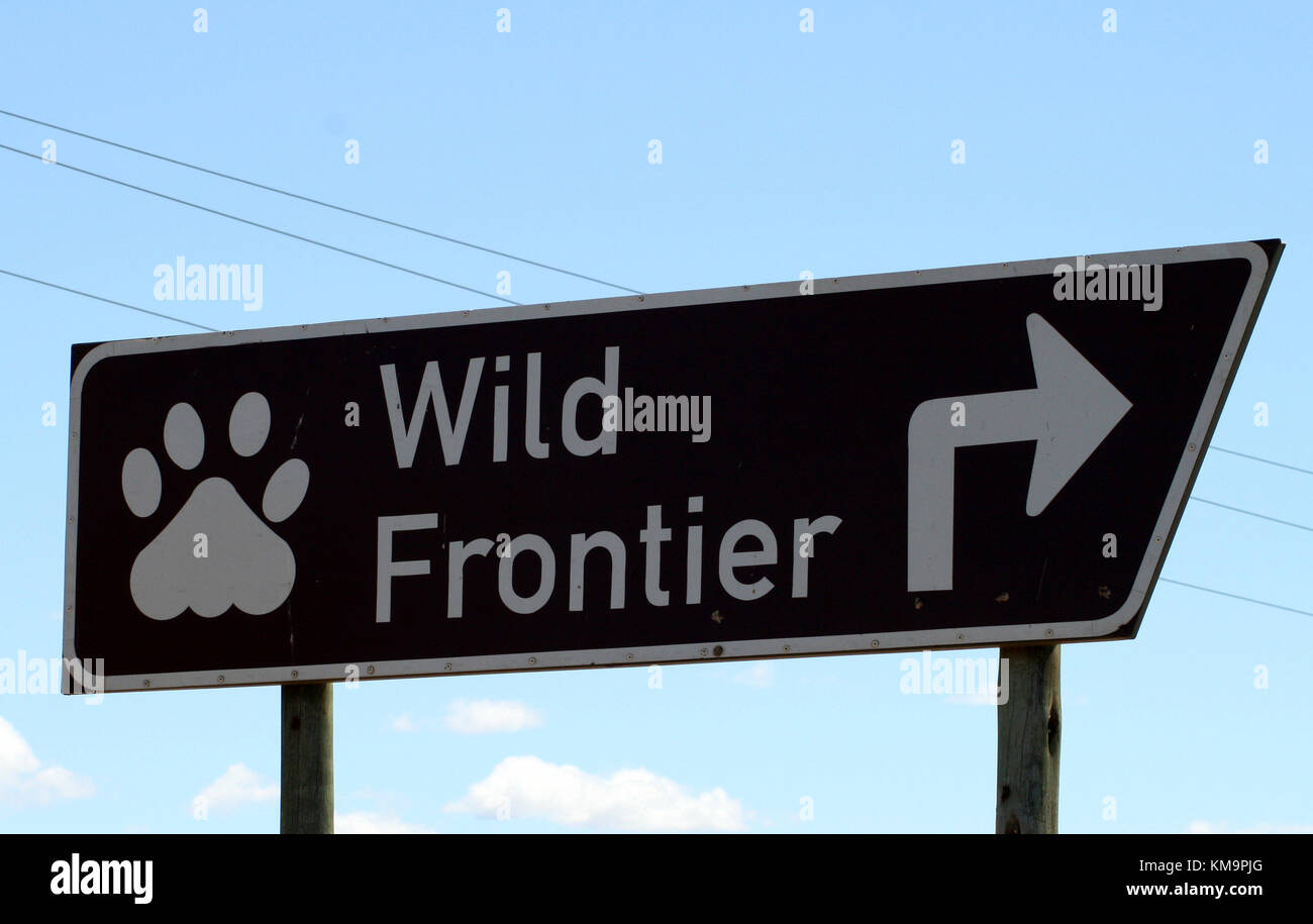 Parco Nazionale di Kruger, Mpumalanga, cartello che mostrano la direzione alla frontiera selvatico Foto Stock