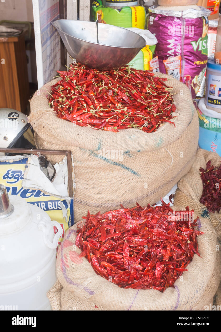 Peperoncini rossi in sacchi, Mysore, Karnataka, India. Foto Stock