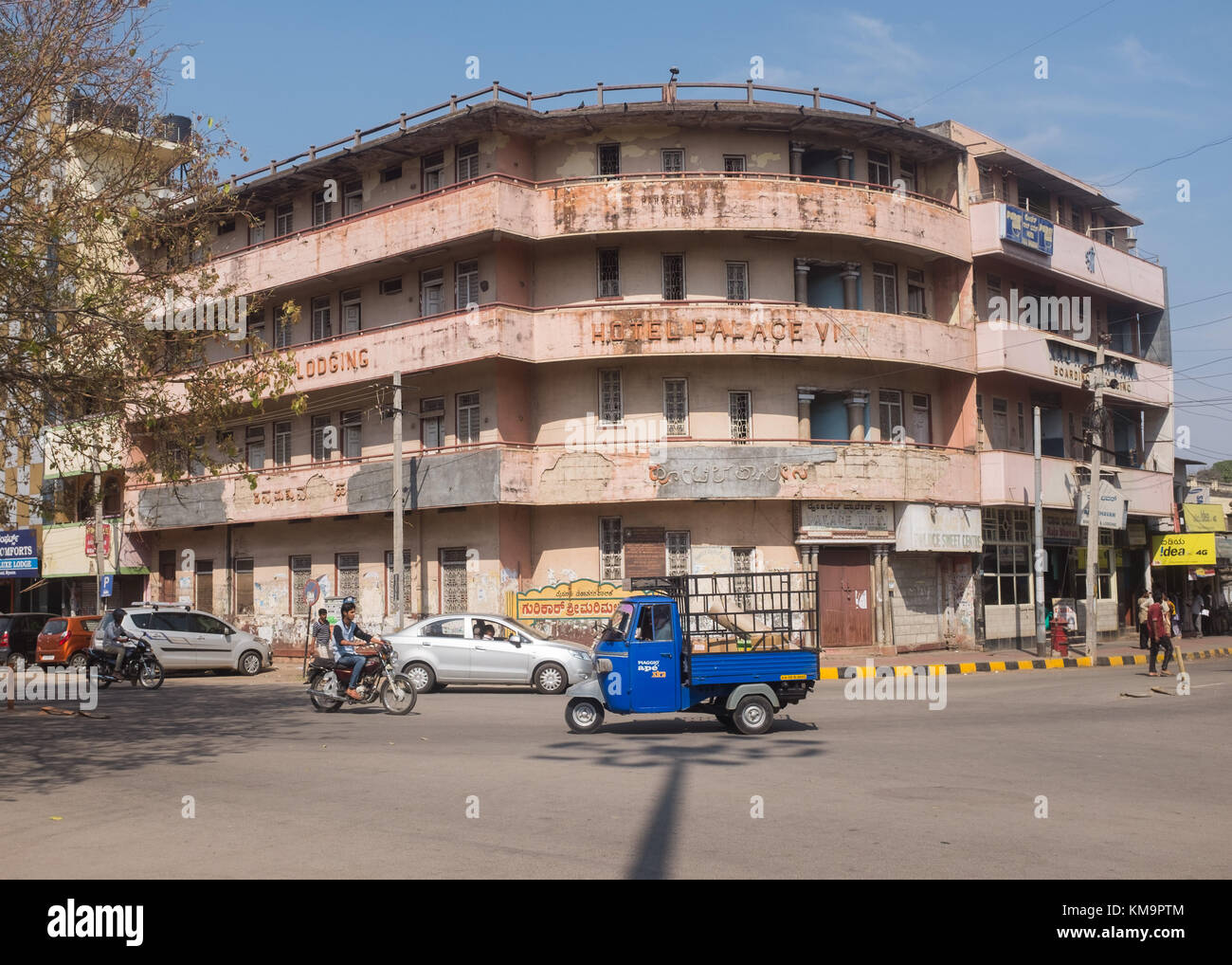 I veicoli che viaggiano su strada di fronte hotel Palace a Mysore, mysuru, Karnataka, India. Foto Stock