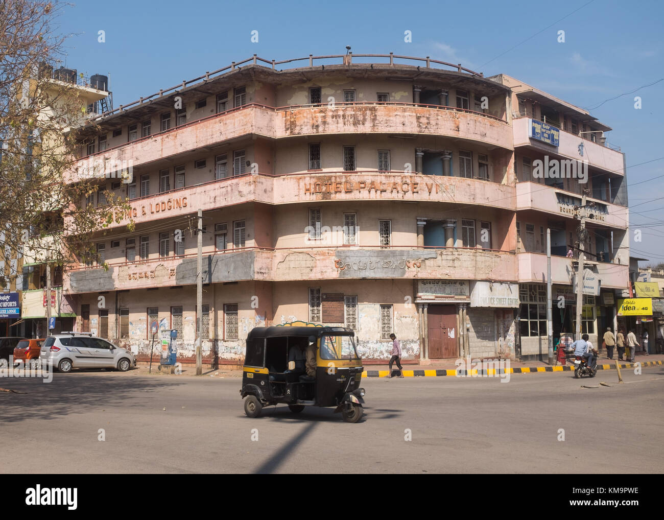 Autorickshaw muovendo sulla strada di fronte hotel Palace a Mysore, mysuru, Karnataka, India. Foto Stock