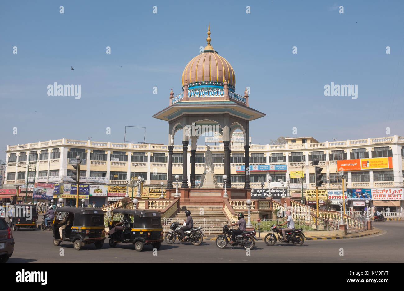 Traffico intenso in strada vicino alla rotatoria di Mysore, Mysuru, Karnataka, India. Foto Stock