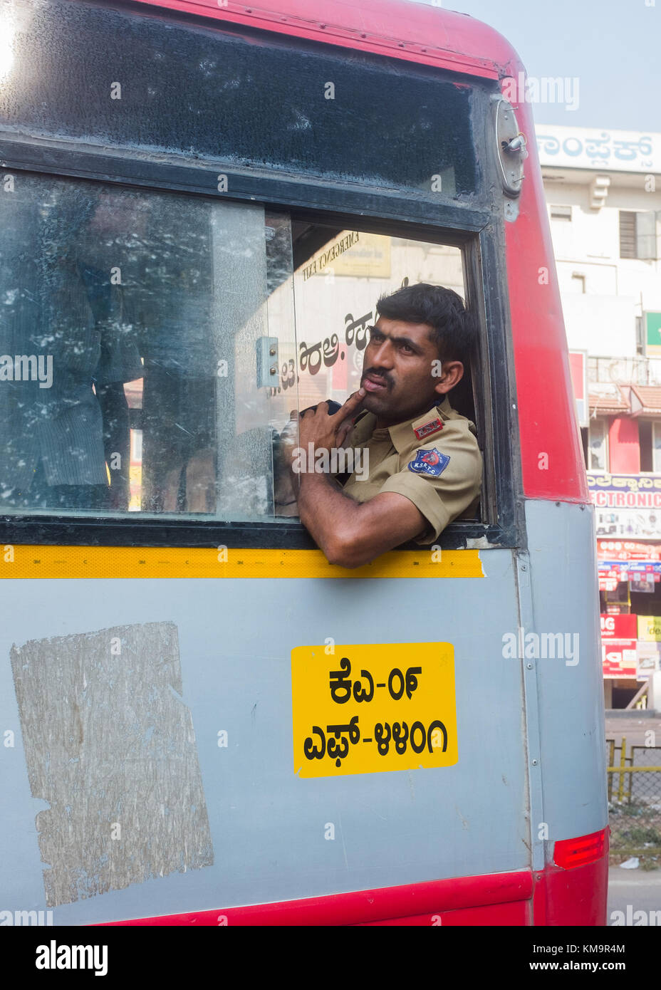 Uomo in autobus alla stazione degli autobus, Mysore, Karnataka, India. Foto Stock