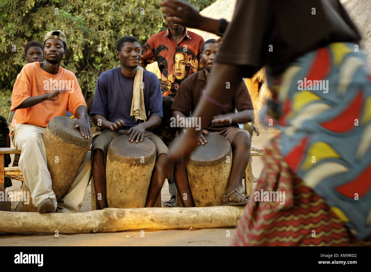 I percussionisti africani e danza di Kawaza village, Provincia Orientale, Zambia Foto Stock