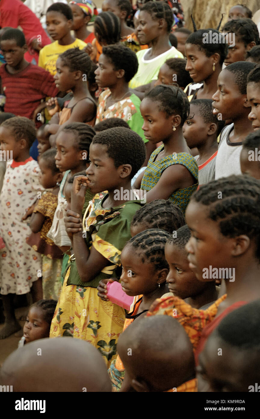 Gruppo di abitanti la visione di un film in Kawaza village, Provincia Orientale, Zambia Foto Stock