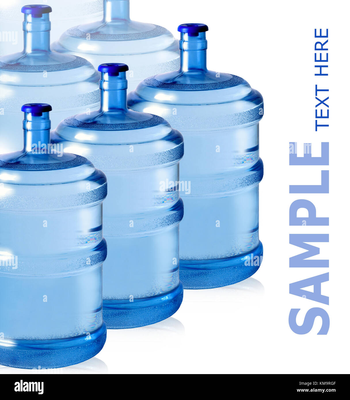 Grandi bottiglie in plastica per acqua potabile isolato su uno sfondo bianco Foto Stock