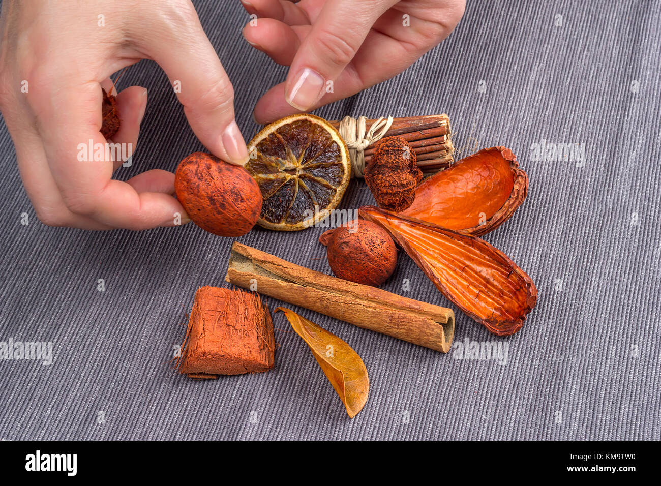 Le mani facendo una decorazione in stile rustico ed elegante sfondo inverno card. spazio per il testo. accogliente atmosfera invernale. vacanze stagionali concept Foto Stock