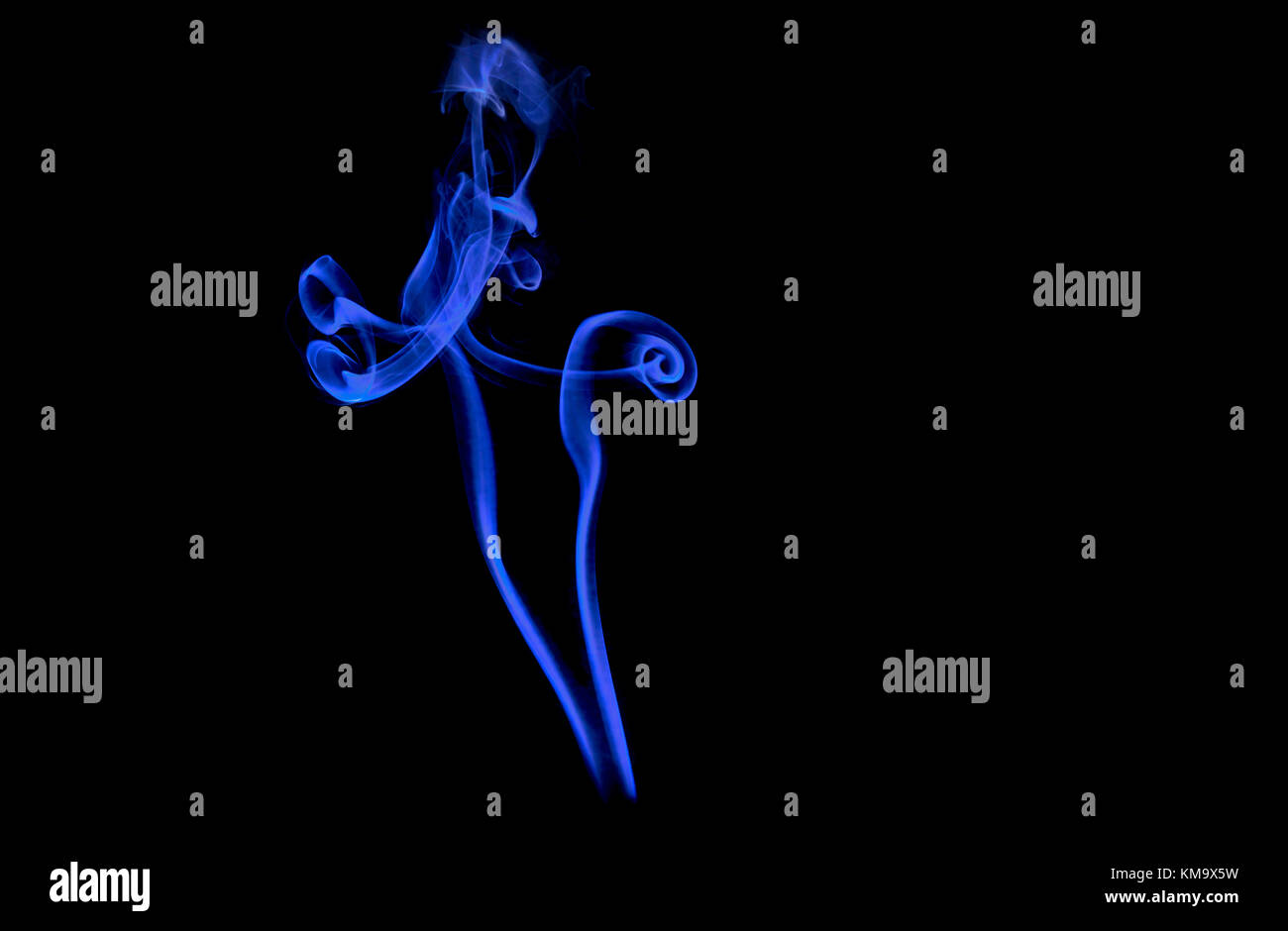 Fumo blu wisp configurazione astratta su sfondo nero Foto Stock