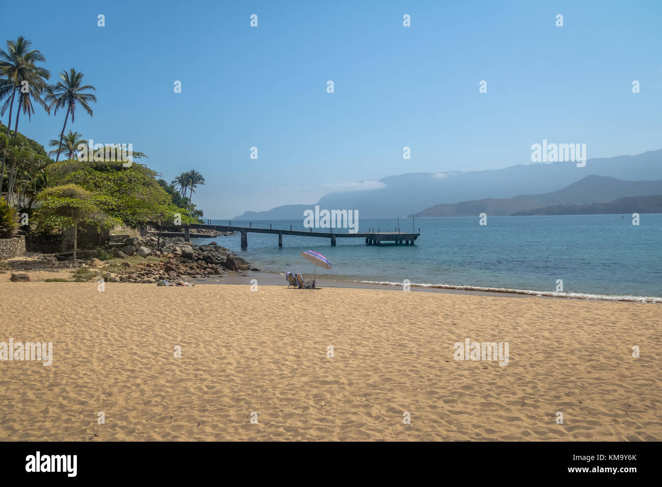 Pier a Praia da feiticeira beach - ilhabela, sao paulo, Brasile Foto Stock