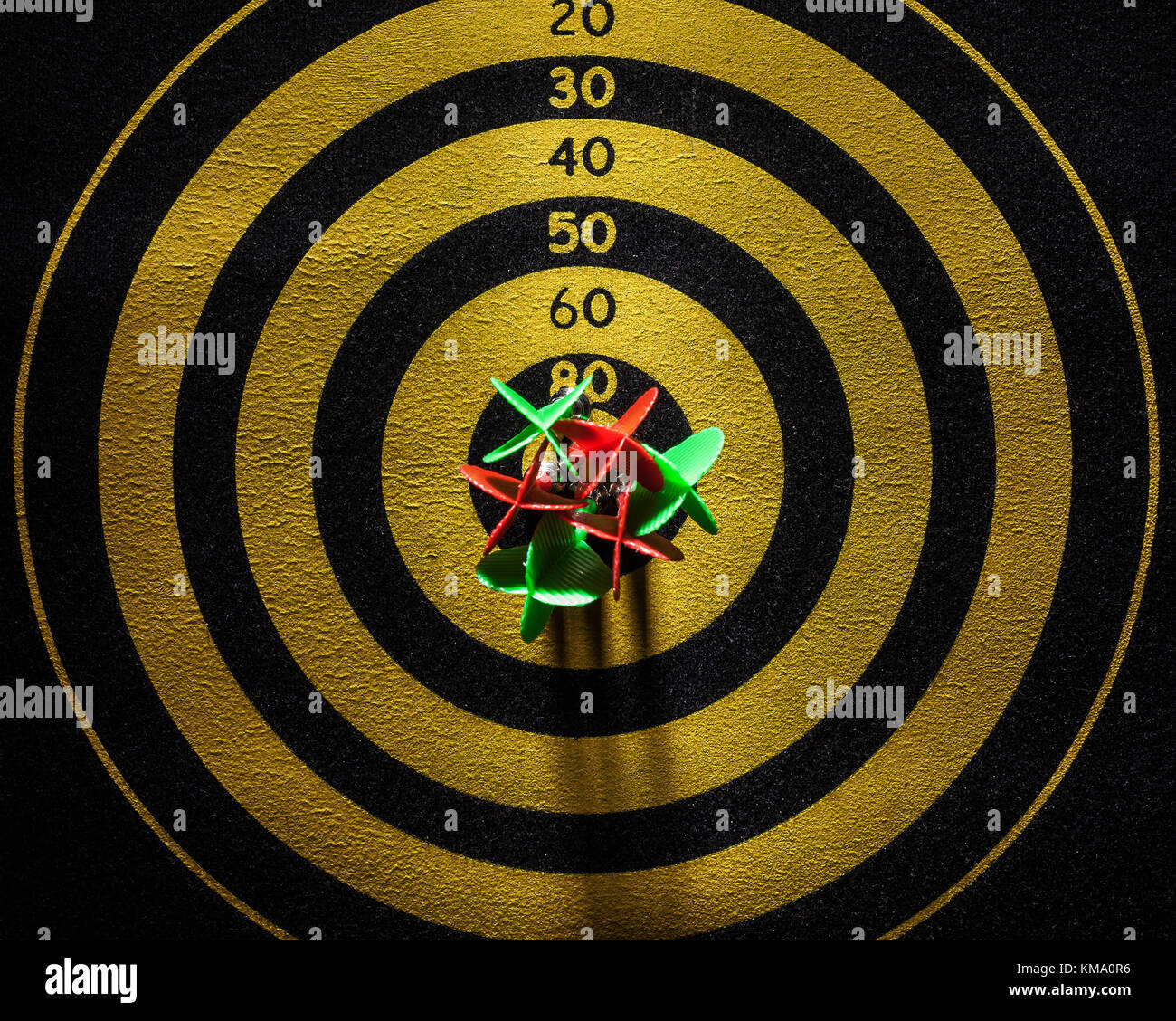 Dettagli di dartboard, gruppo di colore rosso e verde freccette nel centro. Foto Stock