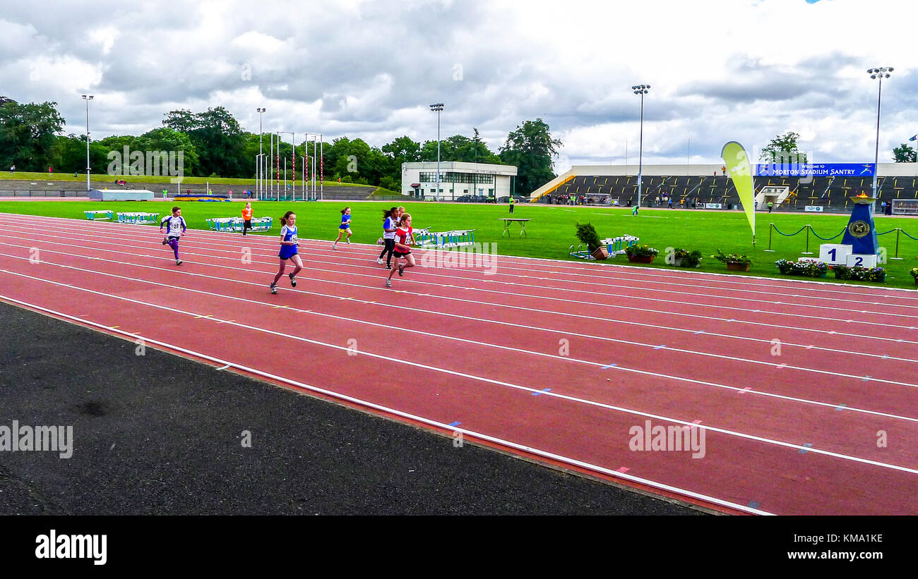I bambini in competizione in atletica, in esecuzione sulla via di corsa in Morton Stadium, Santry Dublin Ireland Foto Stock