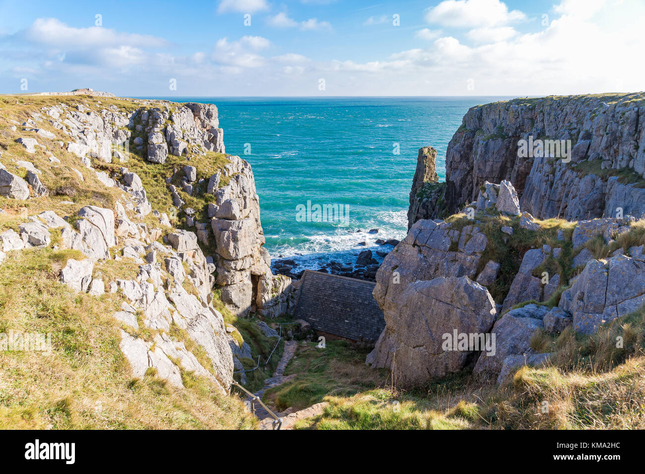 Saint Govan's Chapel, vicino Bosherston, Pembrokeshire, Wales, Regno Unito Foto Stock