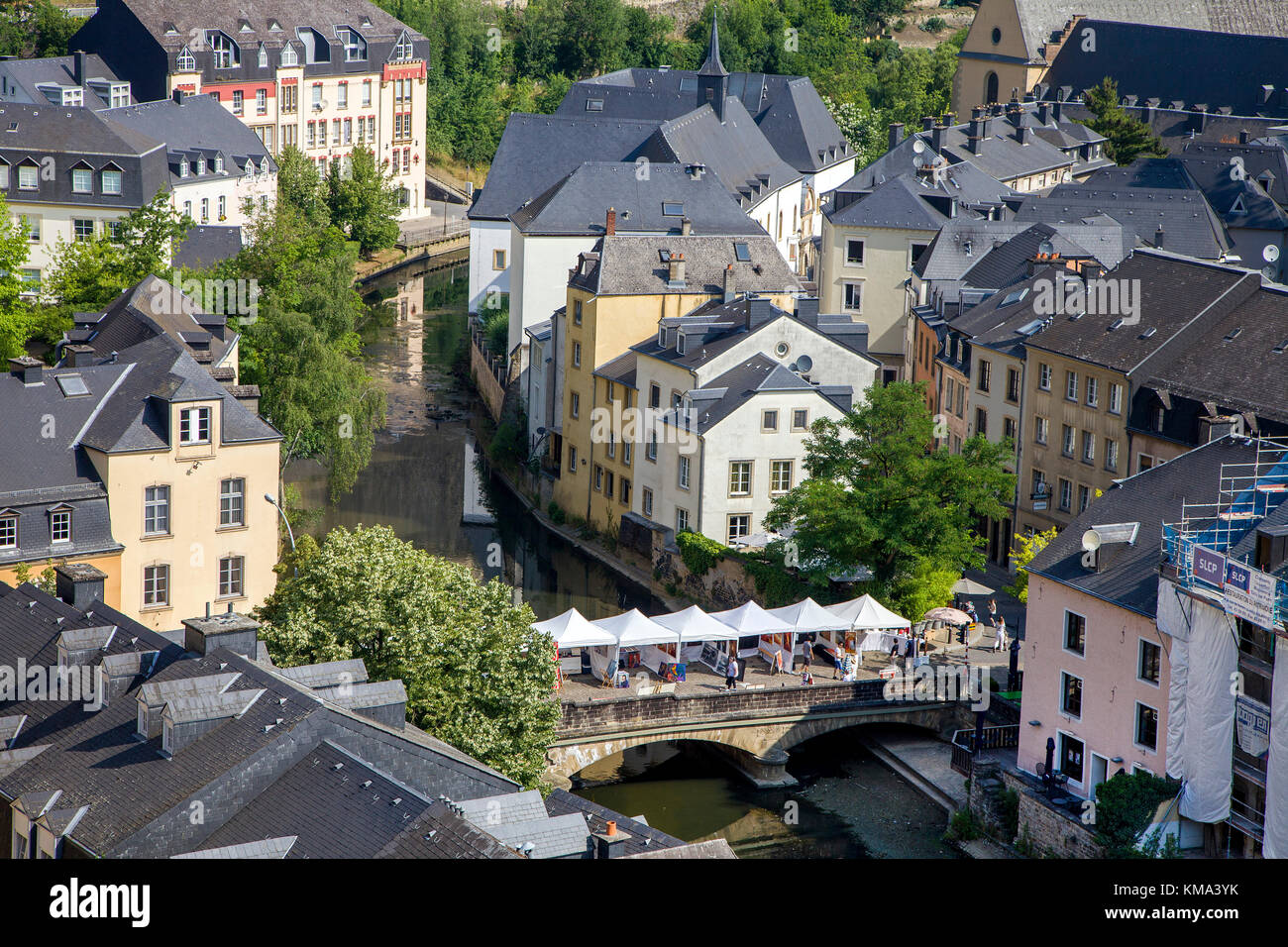 L'Alzette fiume scorre attraverso la città bassa, Grund, città di Lussemburgo, Lussemburgo, Europa Foto Stock