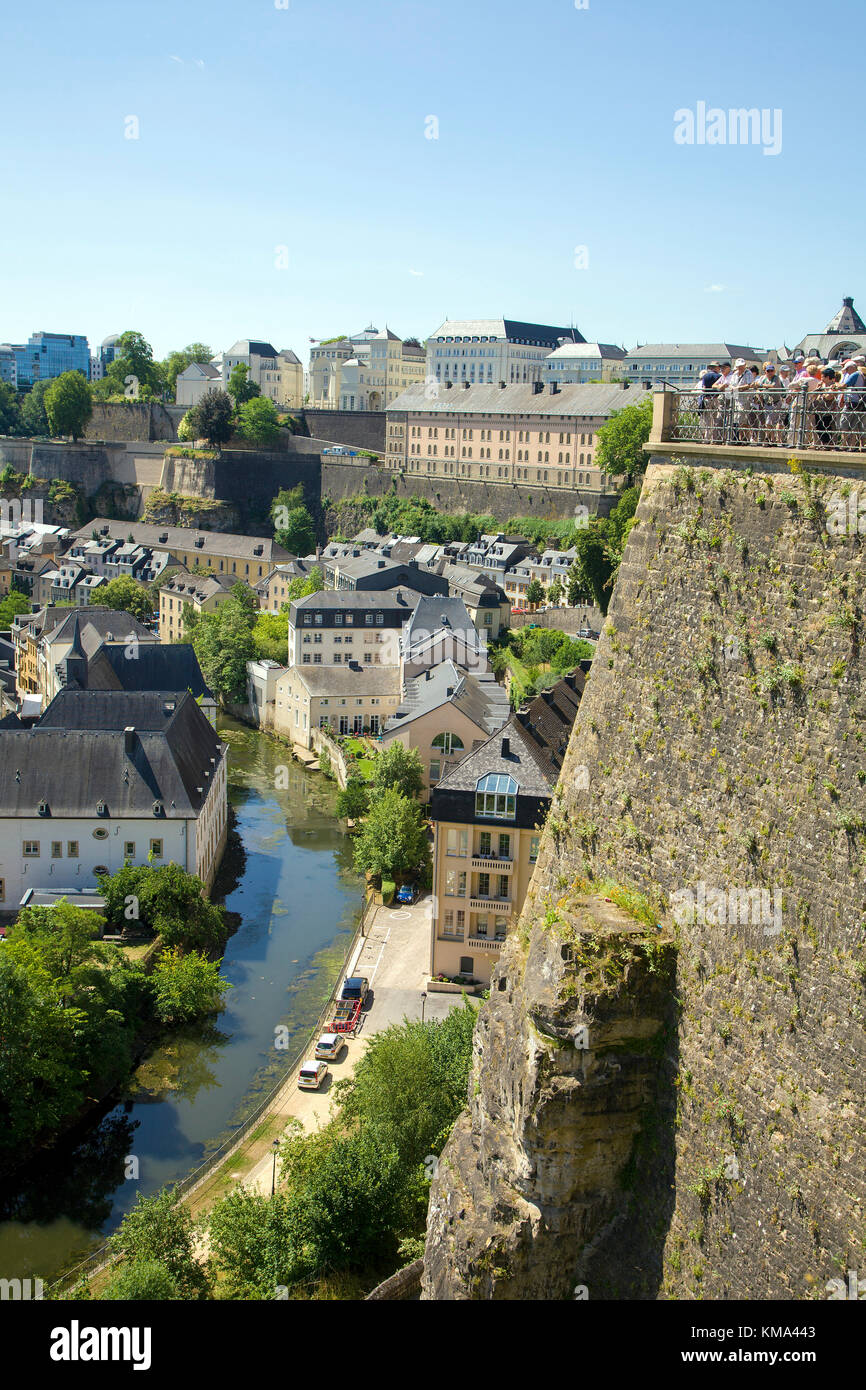 Punto di vista dalla Corniche sulla città bassa con il fiume Alzette, Lussemburgo-city, Lussemburgo, Europa Foto Stock