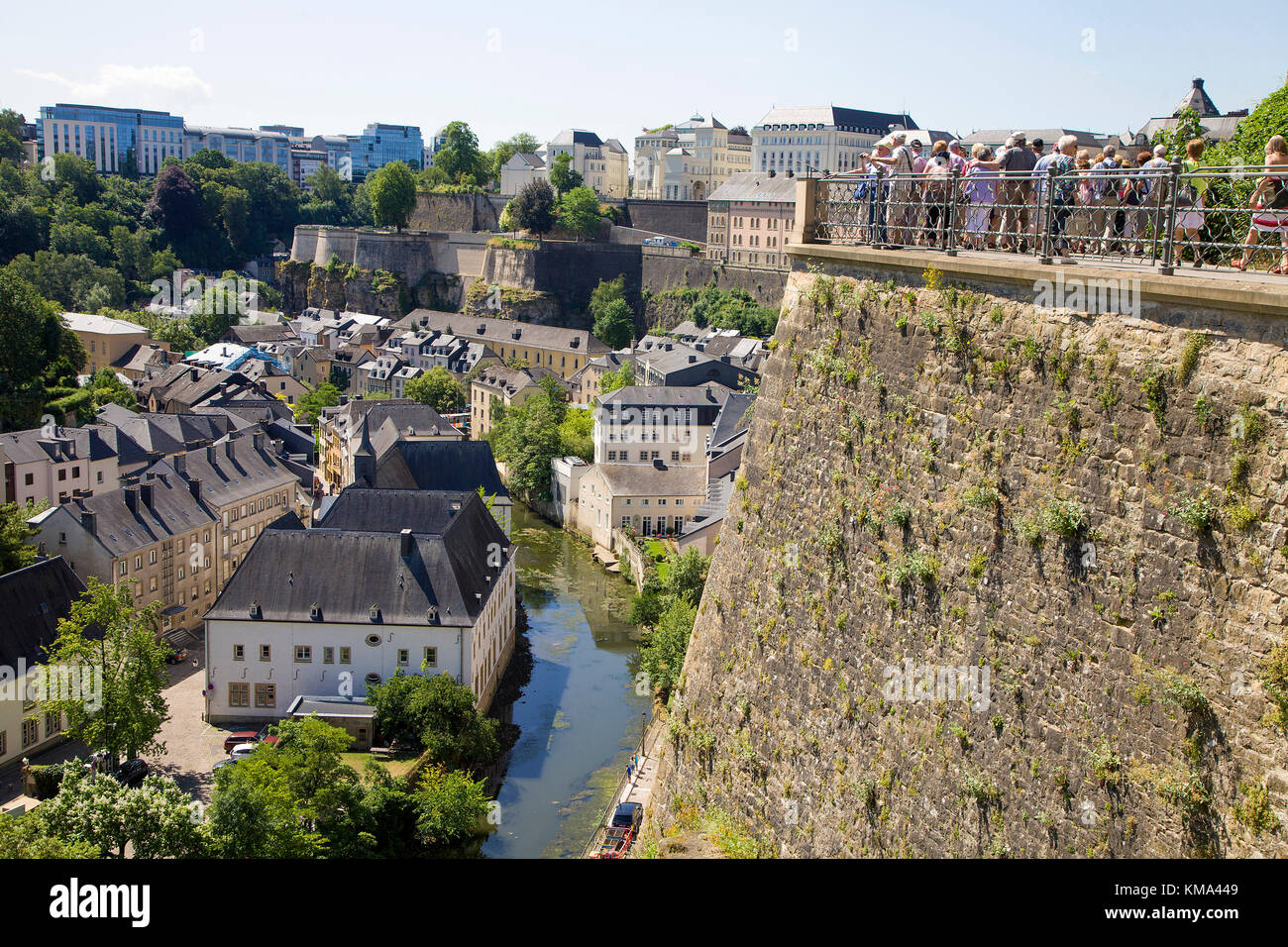 Punto di vista dalla Corniche sulla città bassa con il fiume Alzette, Lussemburgo-city, Lussemburgo, Europa Foto Stock