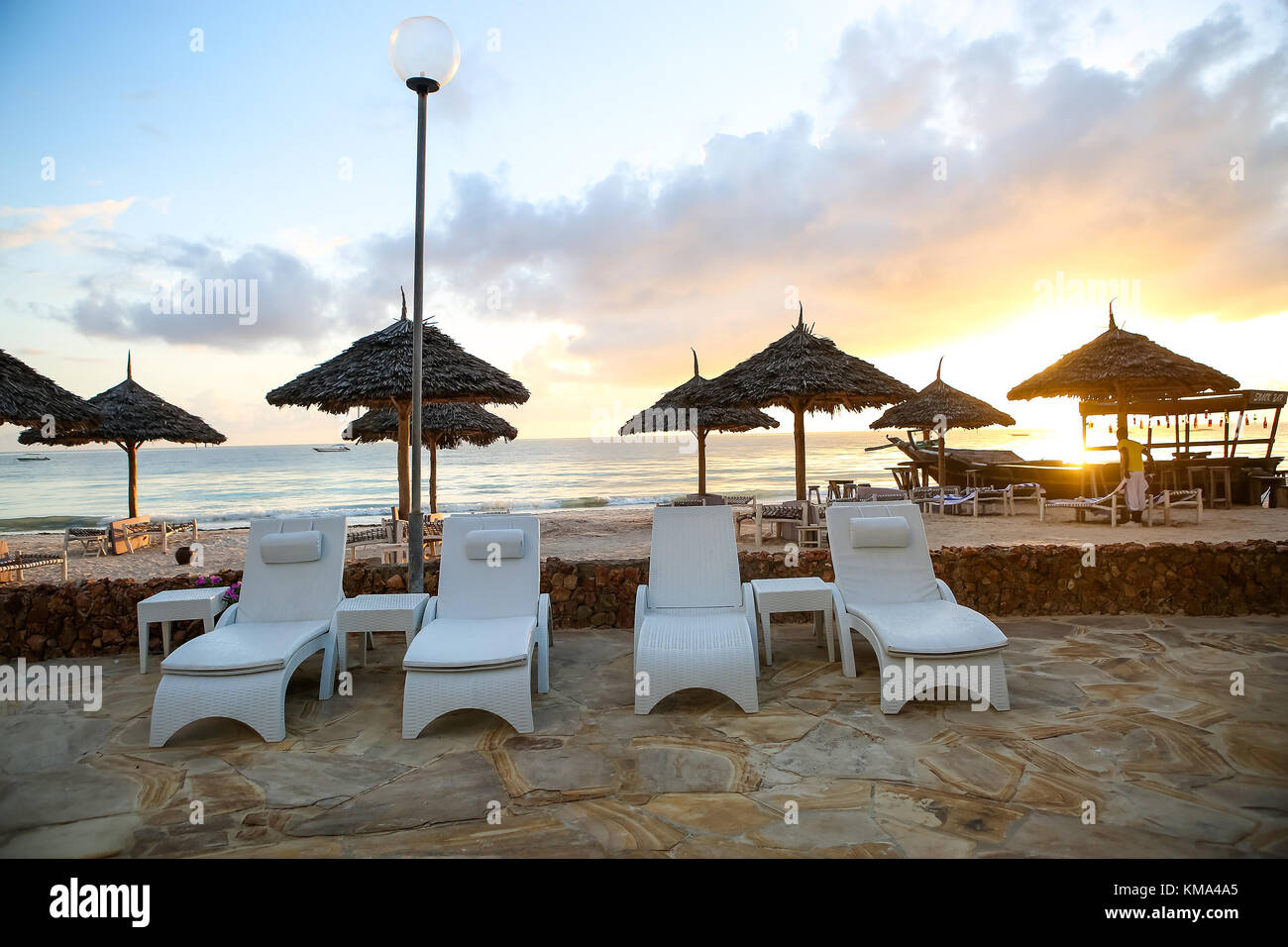 Spiaggia Con Lettini Per Prendere Il Sole E Un Luogo Di