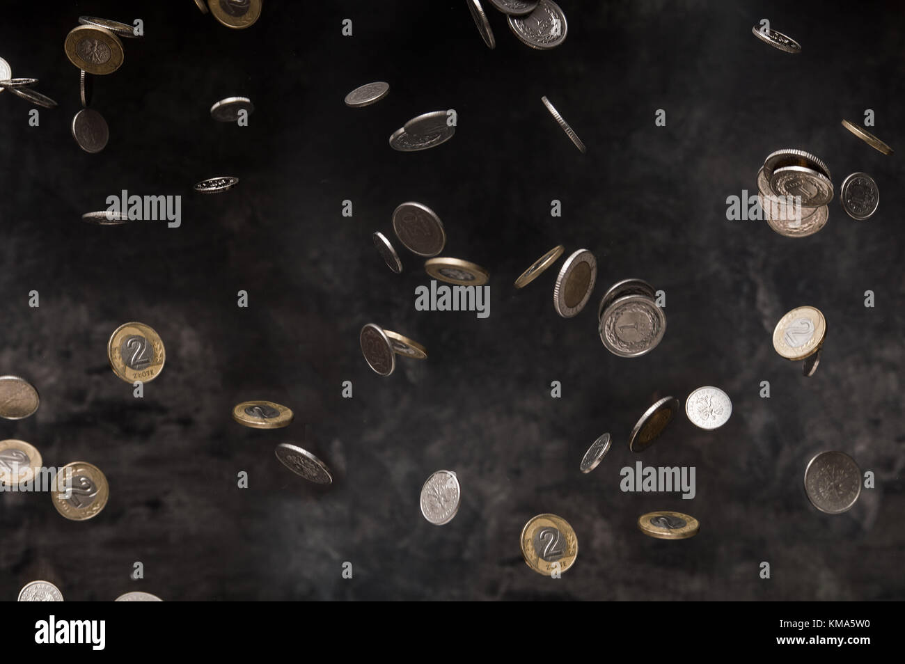 Pioggia di monete in polacco su sfondo scuro Foto Stock