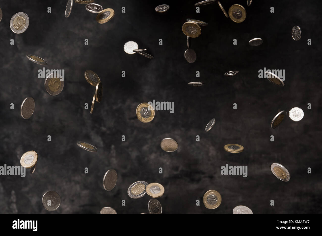 Pioggia di monete in polacco su sfondo scuro Foto Stock