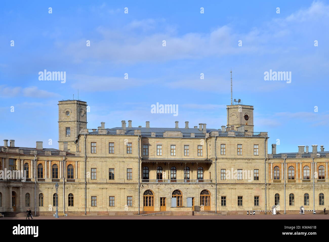 L'ingresso principale del Grand Palace di Gatchina nel sole sotto un cielo azzurro Foto Stock