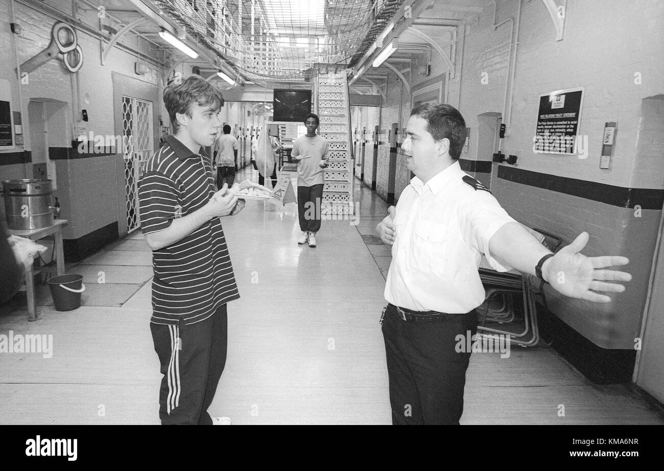 Funzionario delle carceri remonstrating con un detenuto in carcere ala, hmp winchester, Winchester, hampshire, Regno Unito. Il 10 maggio 2001. Foto Stock