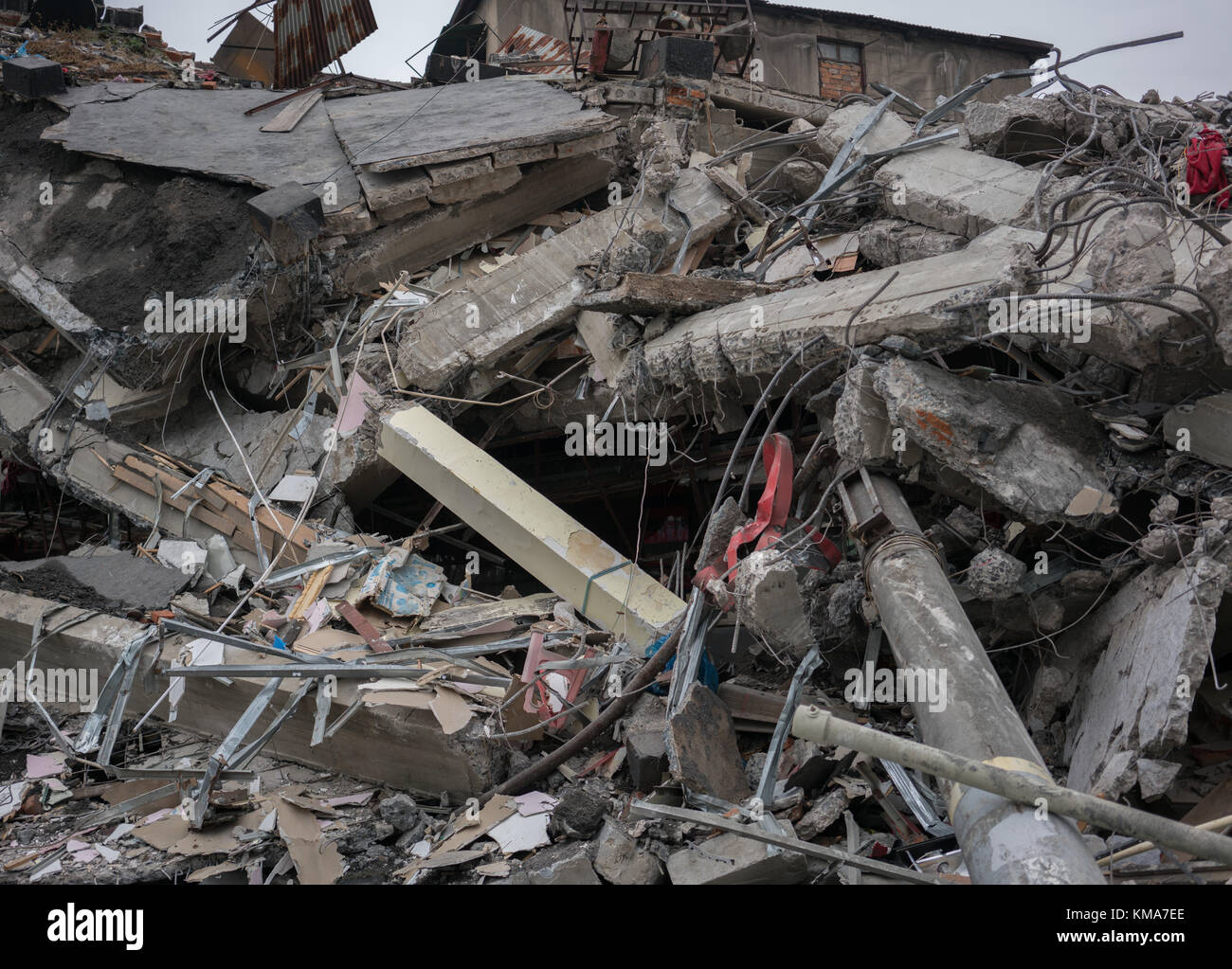 Vista sul moderno edificio distrutto rovine closeup Foto Stock