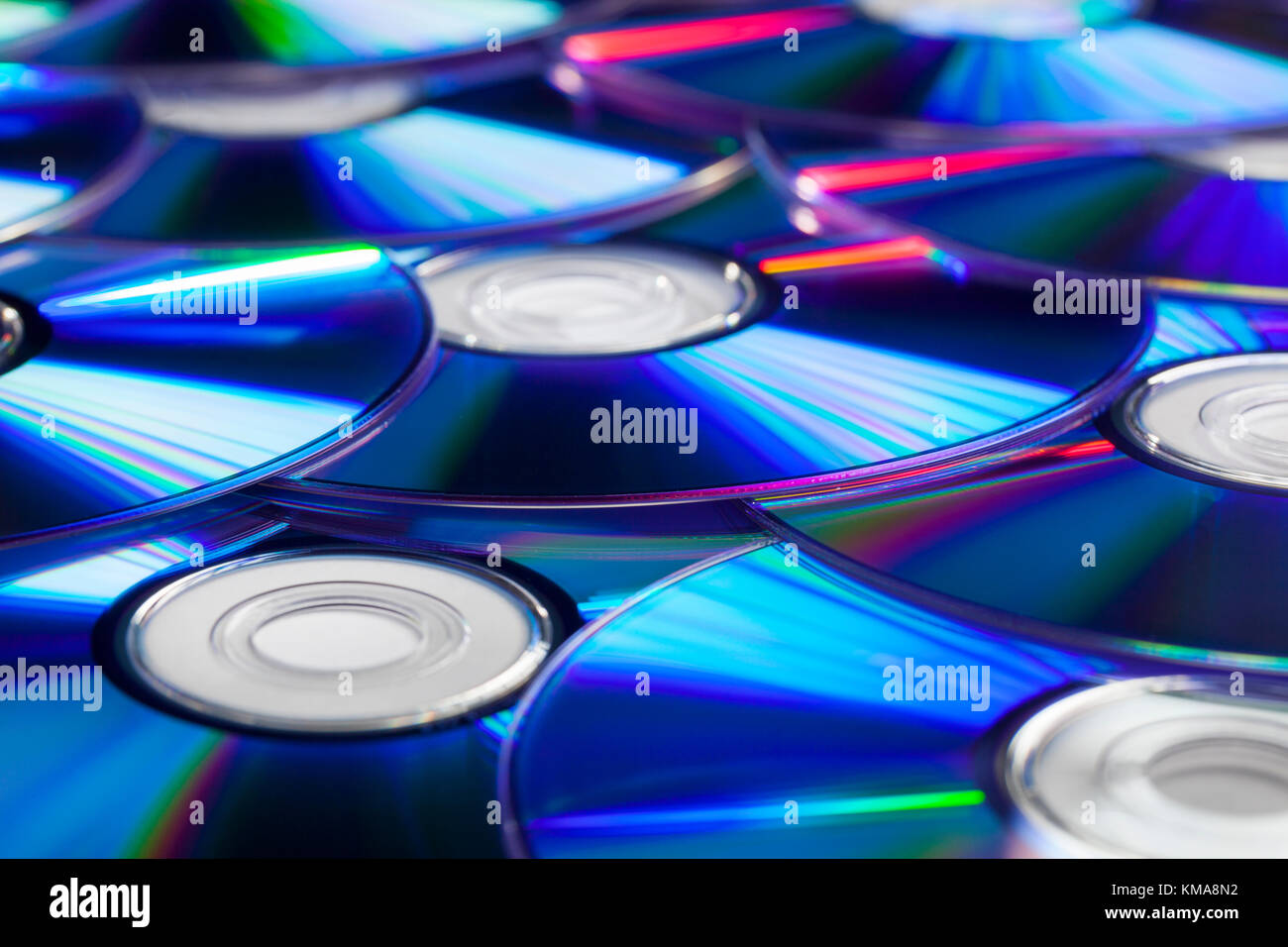 Pila di CD Compact Disc e DVD con bei riflessi Foto Stock