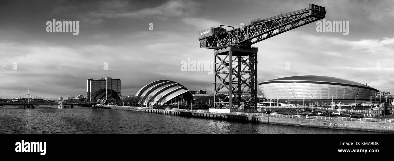 Una vista del fiume Clyde.Quali sono le caratteristiche di finnieston gru e la Scottish Exhibition and Conference Centre Foto Stock