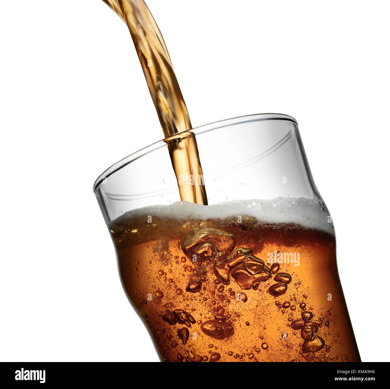 Primo piano azione girato di ambra oro per spillare la birra in vetro trasparente con bolle e di schiuma di testa Foto Stock