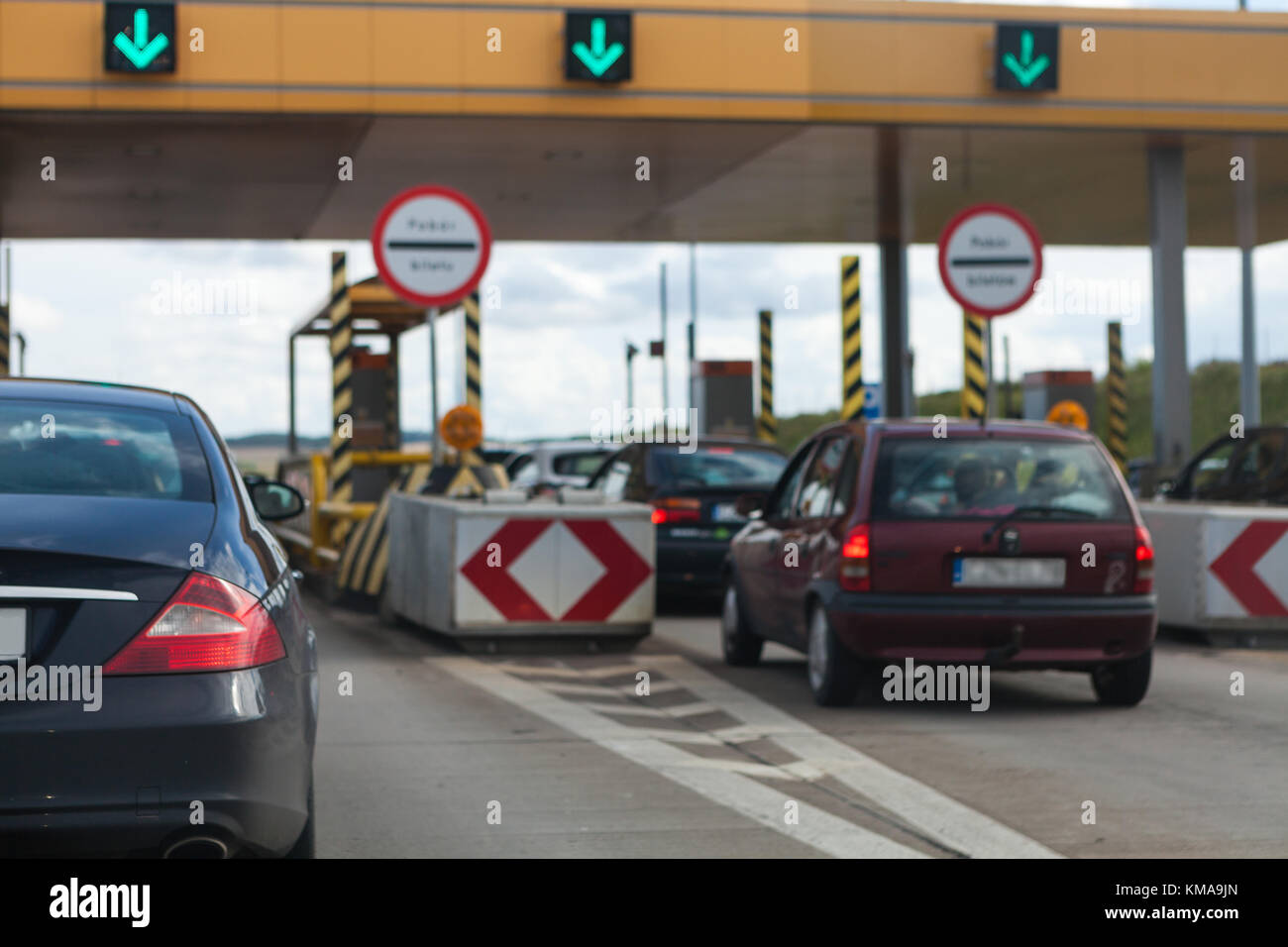 Avvicinando i cancelli di pedaggio in autostrada Foto Stock