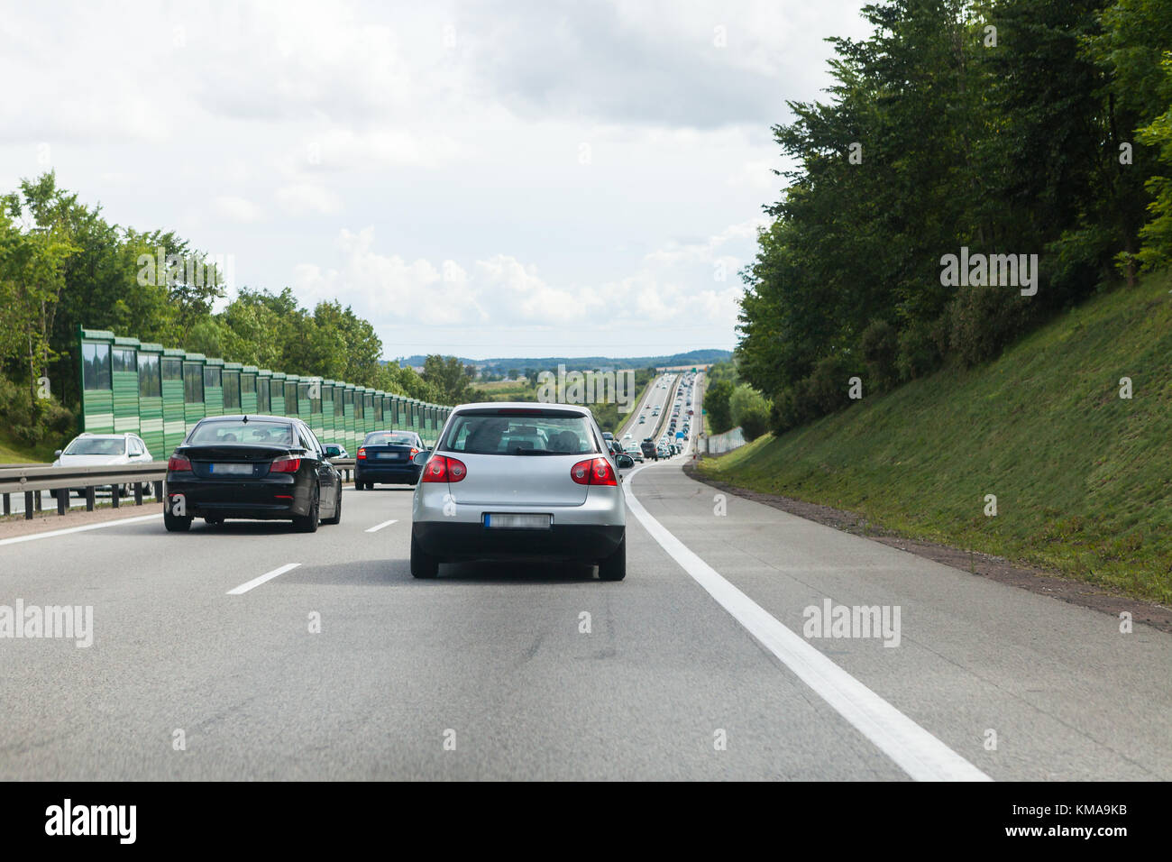 La guida di un auto in autostrada in buone condizioni atmosferiche Foto Stock