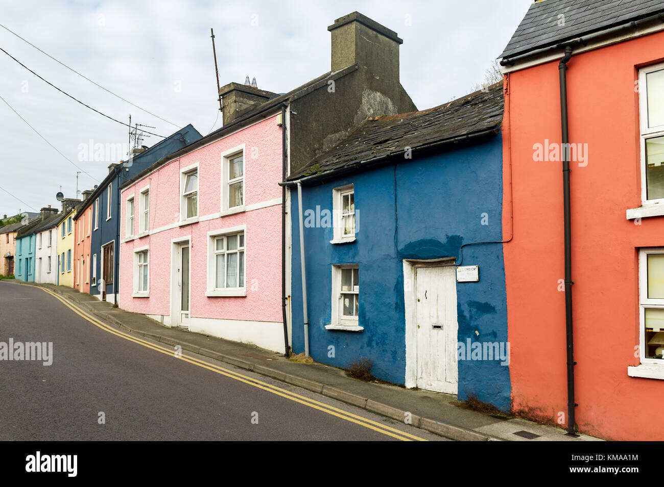 Fila di case colorate in Schull, West Cork, Irlanda con copia spazio. Foto Stock