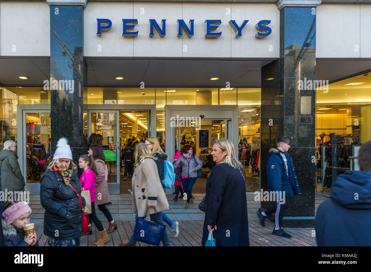 La Penneys entrata su Patrick Street, Cork, Irlanda con gli acquirenti nel costruire fino a Natale. Foto Stock