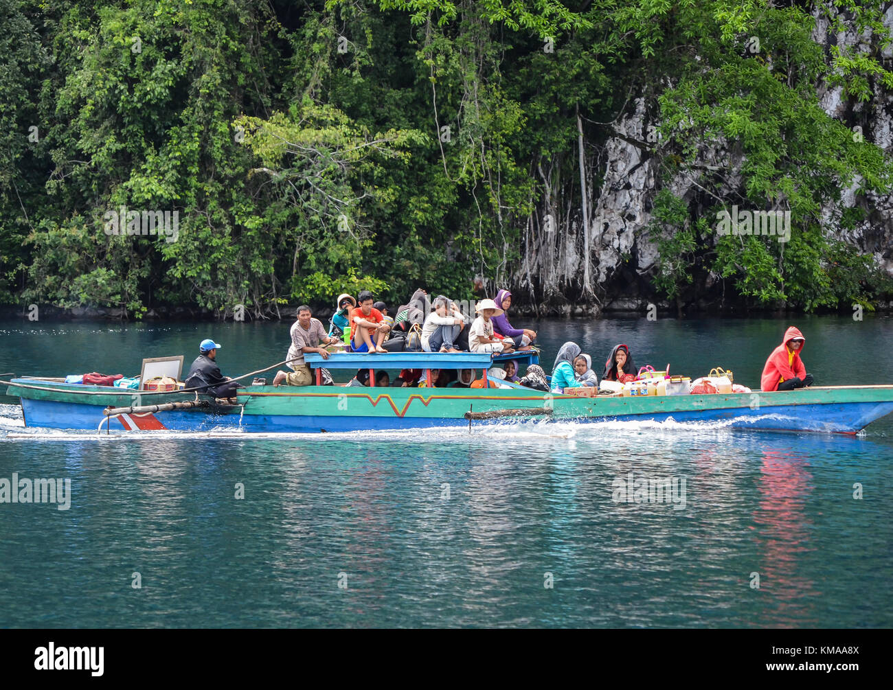Le persone che hanno vissuto nel lato del lago matano dipendono principalmente da barca tradizionale per il trasporto di persone e di forniture dalla città per il loro villaggio. Foto Stock