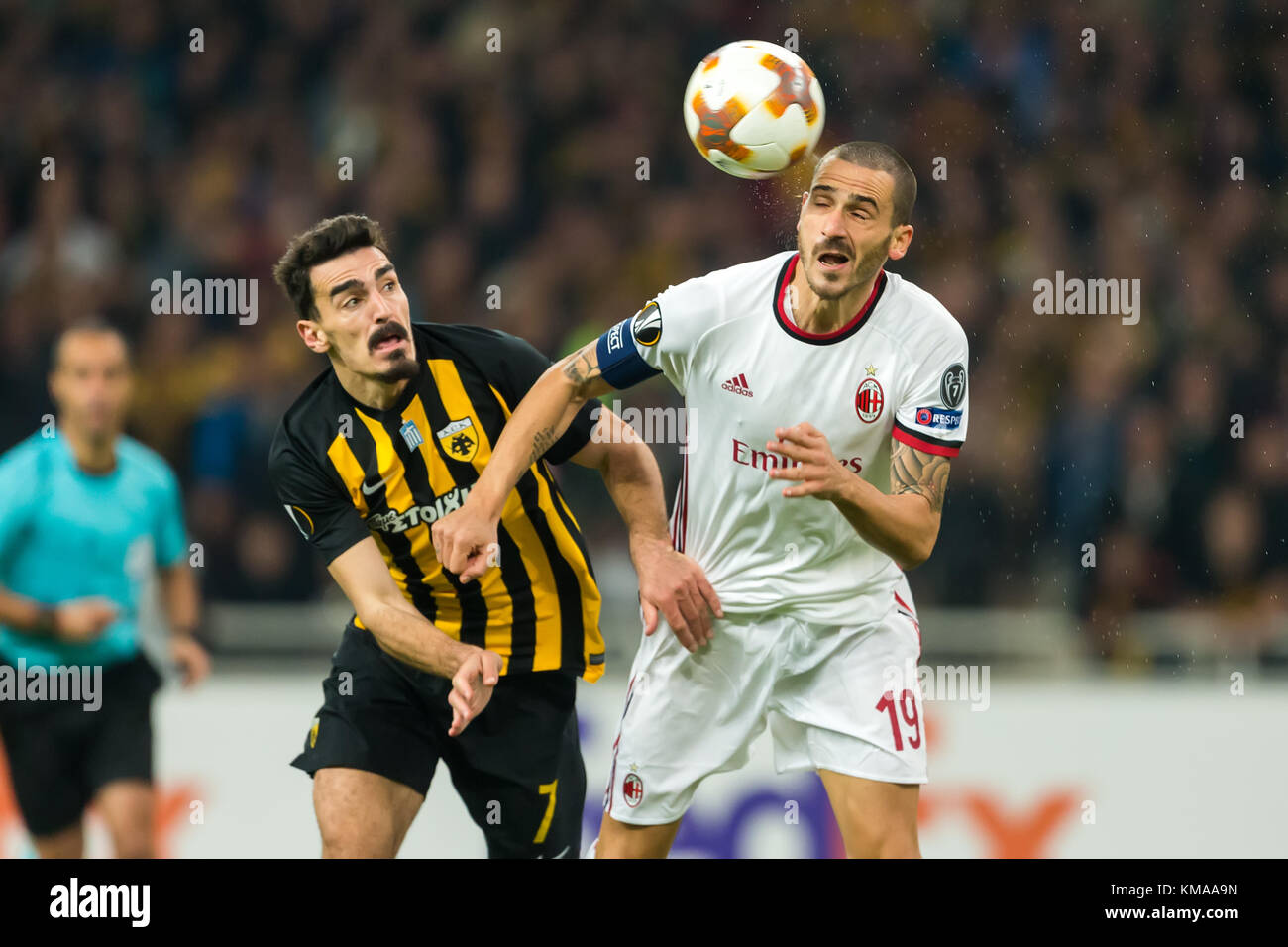 Atene, Grecia - 2 Novembre 2017: il giocatore di Milano Leonardo Bonucci (R) e di AEK L.Christodoulopoulos(L) durante la UEFA Europa League tra Foto Stock