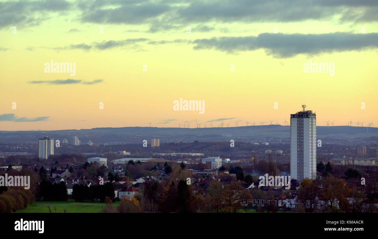 Crepuscolo tramonto vista panoramica del sud di Glasgow con scotstoun torre in primo piano Foto Stock