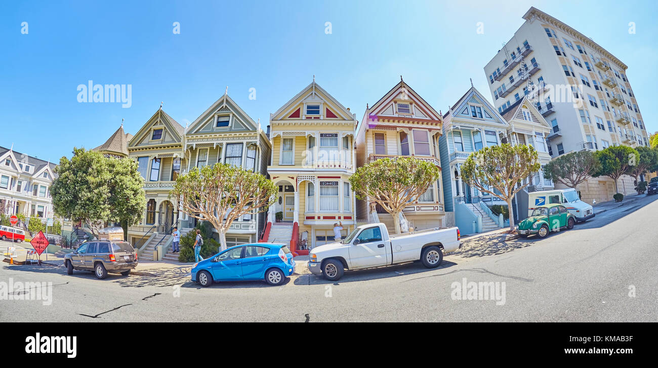 San Francisco, Stati Uniti d'America - 24 agosto 2015: obiettivo Fisheye foto del Painted Ladies case da Steiner Street su una bella giornata d'estate. Foto Stock