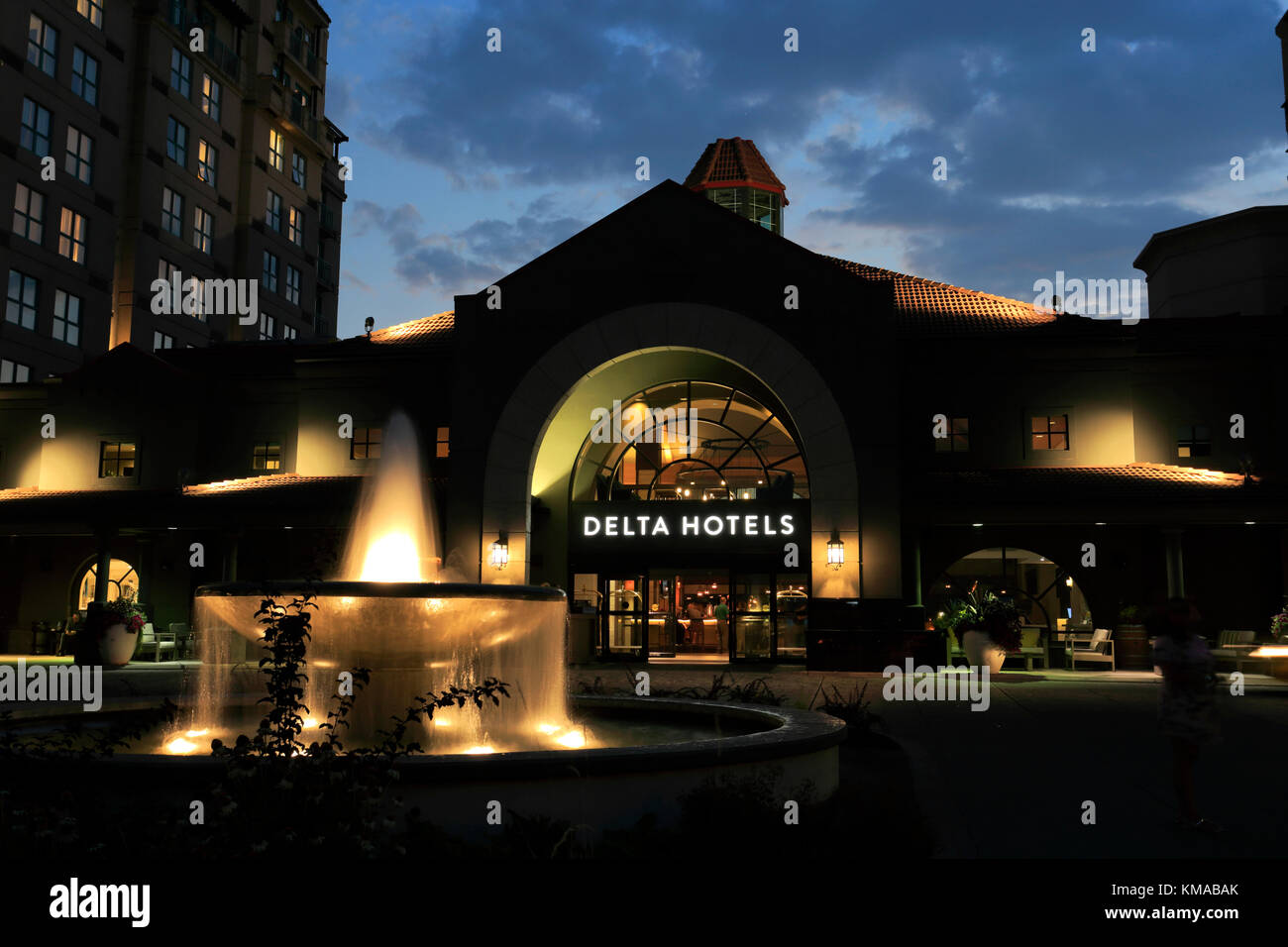 Crepuscolo, il Grand Hotel Okanagan, Downtown Kelowna, regione Okanagan, British Columbia, Canada Foto Stock