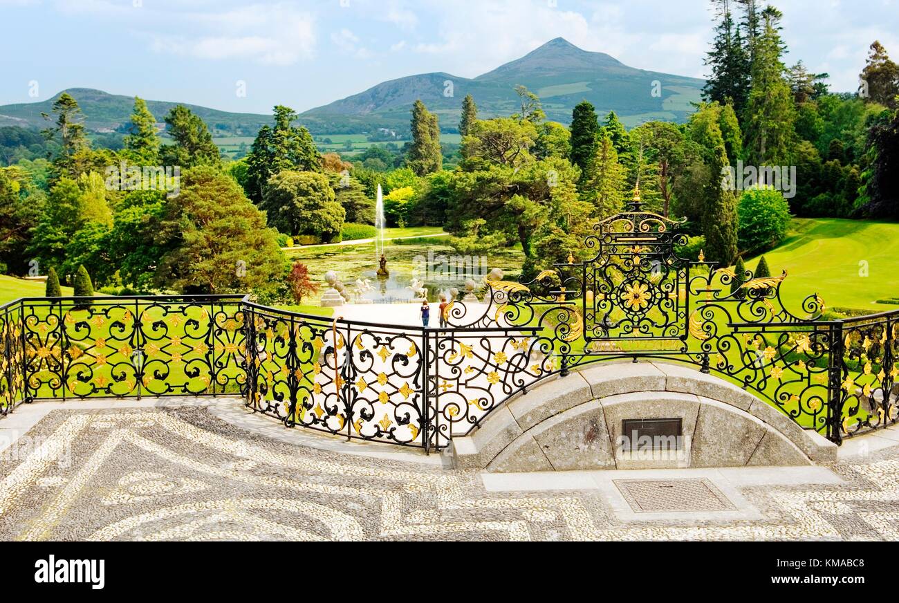 Al Powerscourt mansion, County Wicklow, Irlanda. Vista sul lago di Triton alla grande la montagna Sugar Loaf dalla terrazza Italianamente Foto Stock