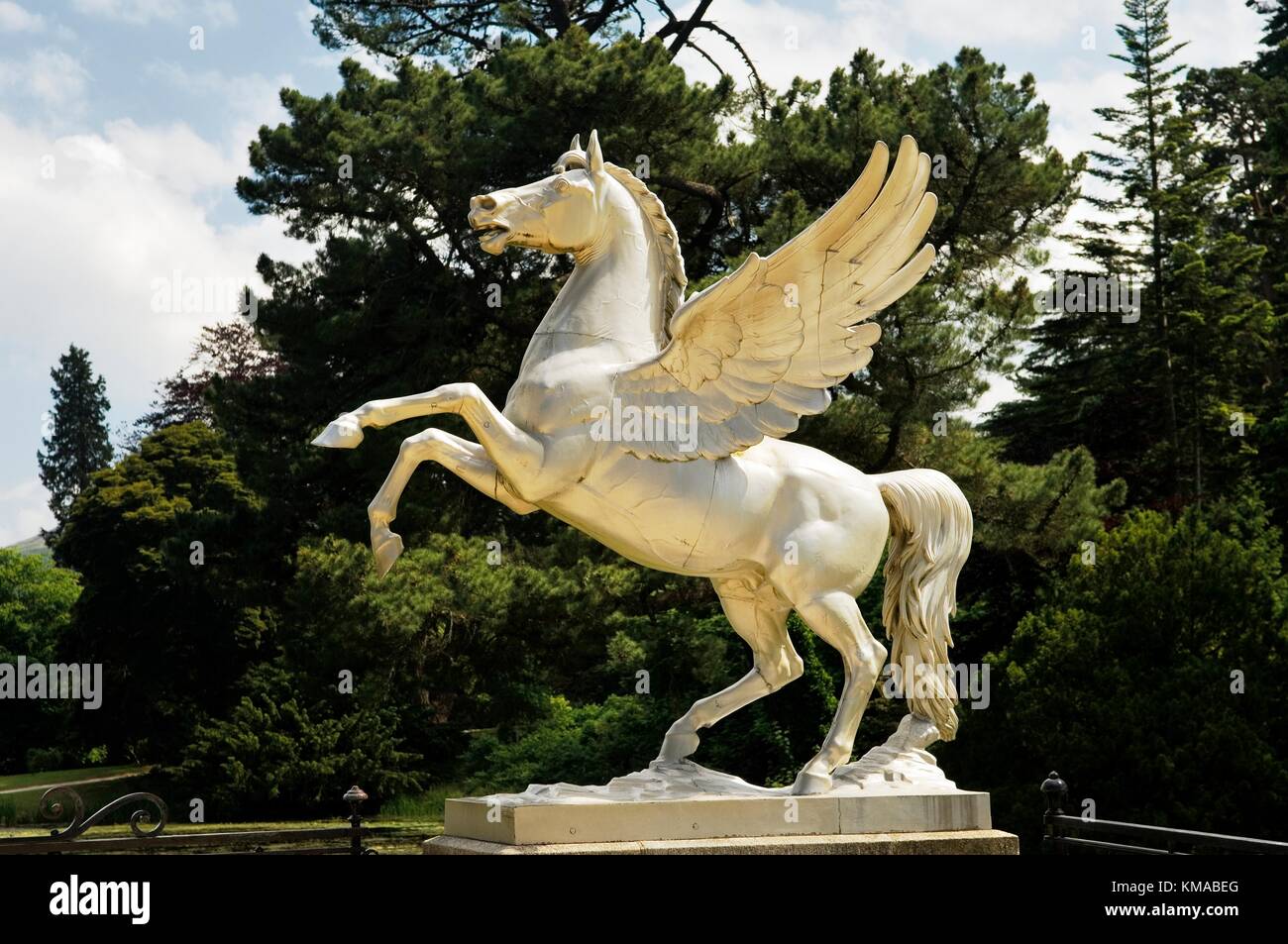 Al Powerscourt mansion house garden vicino a Enniskerry, Irlanda. Cavallo alato espressi nel 1869 in zinco mediante il Professor Hugo Hagen in Berlino. Foto Stock
