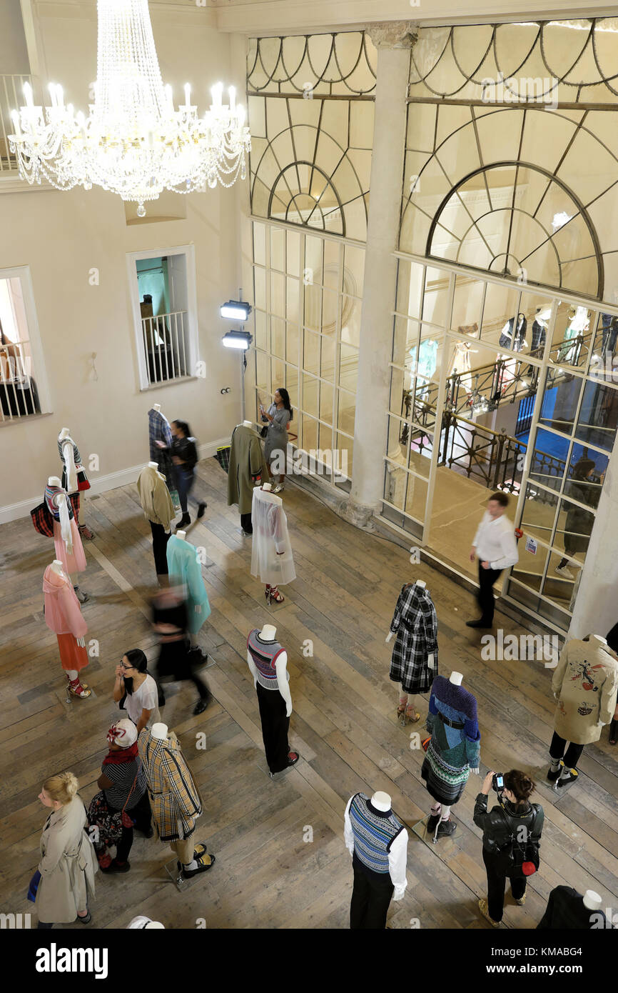 Collezione Burberry in mostra alla mostra Old Sessions House 2017 a Clerkenwell Green Londra EC1 Inghilterra Regno Unito KATHY DEWITT Foto Stock