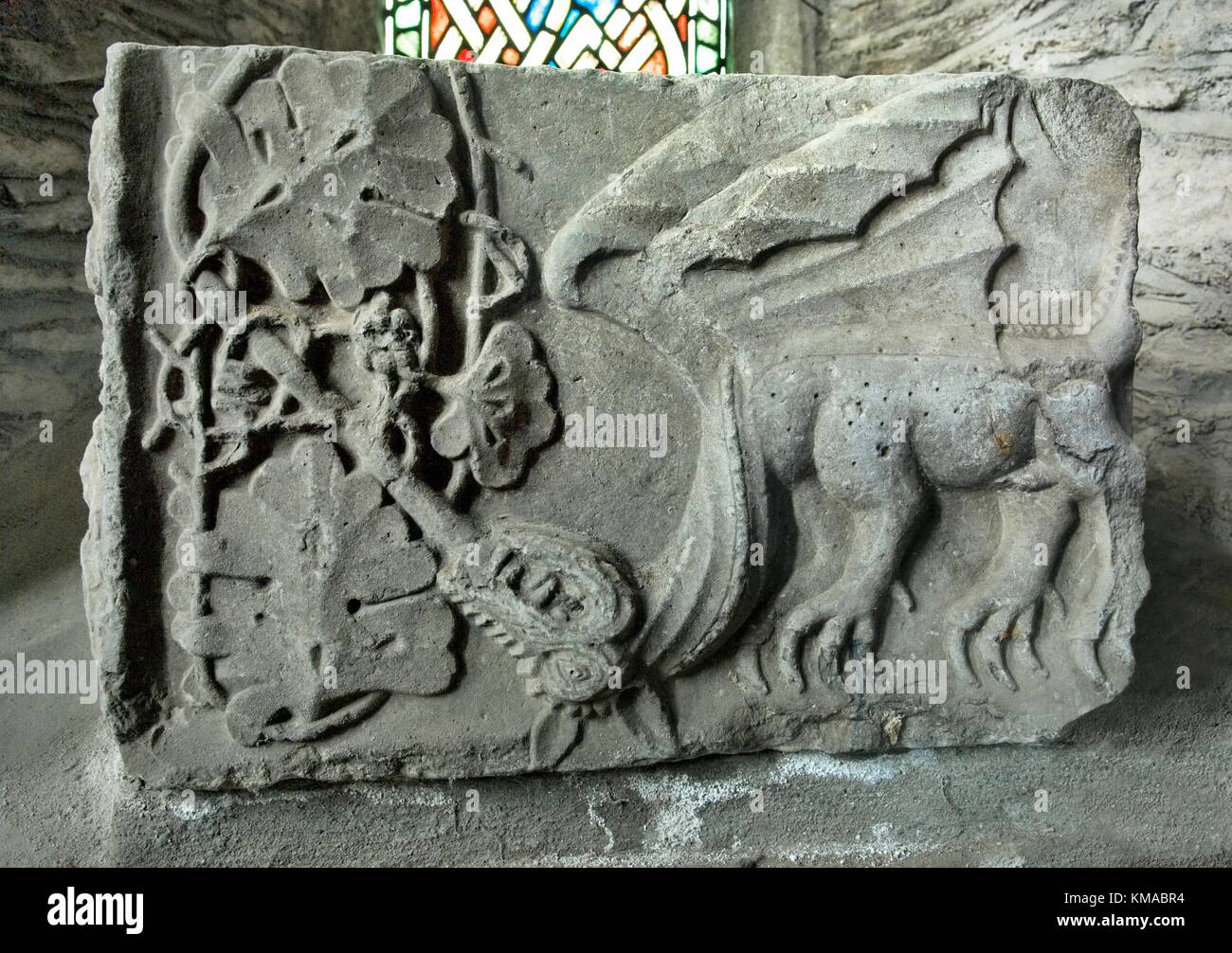 Motivo di drago scolpito in pietra all'interno della cattedrale di St. Brigid, County Kildare, Irlanda Foto Stock