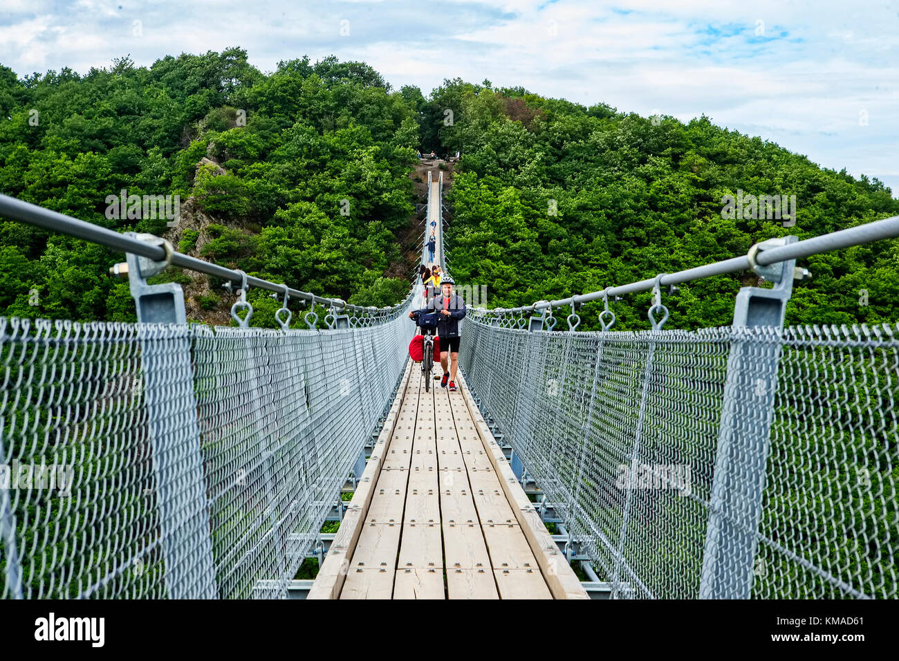 Geierlay, Morsdorf, Germania - Luglio 11, 2017: vacanzieri cross Germania lunga della corda ponte di sospensione 300 piedi sopra un pavimento di canyon Geierley. Ho Foto Stock