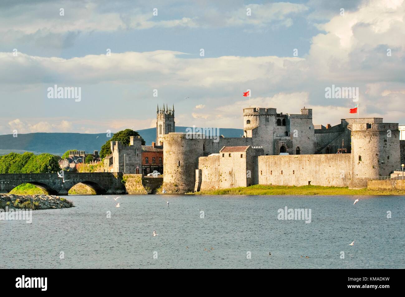 L antica città vichinga di Limerick domina il fiume Shannon, area ovest Irlanda. Il re Giovanni fondò il suo massiccio castello nel 1200 Foto Stock