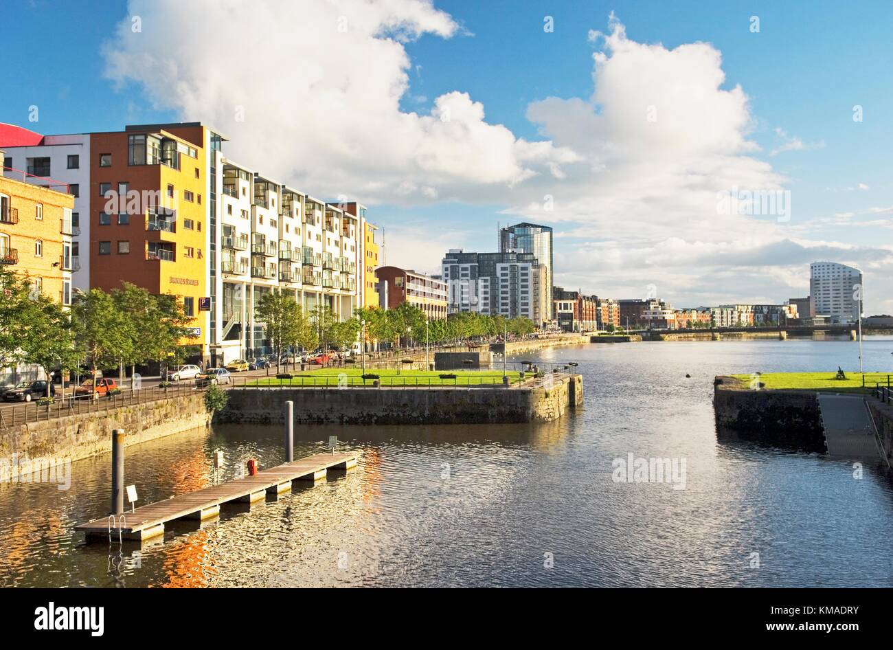 Moderno sviluppo di Howley's Quay e del Vescovo Quay lungo il fiume Shannon sotto Sarsfield Bridge, città di Limerick, Irlanda occidentale. Foto Stock