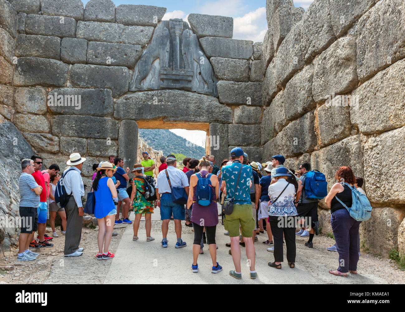 Gruppo di turisti presso la Porta del Leone a Micene, Mikines, Peloponneso, Grecia Foto Stock