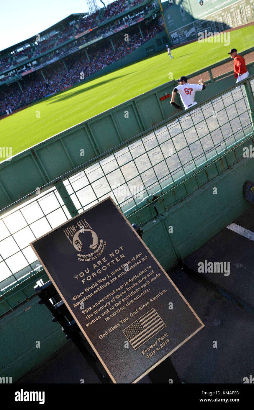 POW MIA commerative la placca dalla bullpens al Fenway Park, casa dei Boston Red Sox, Yawkey Way, Boston, Massachusetts Foto Stock