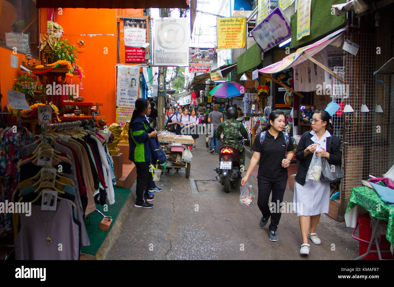 La gente a piedi attraverso i vicoli stretti di wang lang mercato in Bangkok. Foto Stock