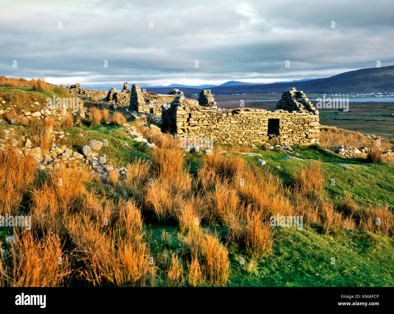 Le rovine del villaggio di Slievemore su Achill Island, nella contea di Mayo, Irlanda. Abbandonato negli anni della grande carestia. Foto Stock