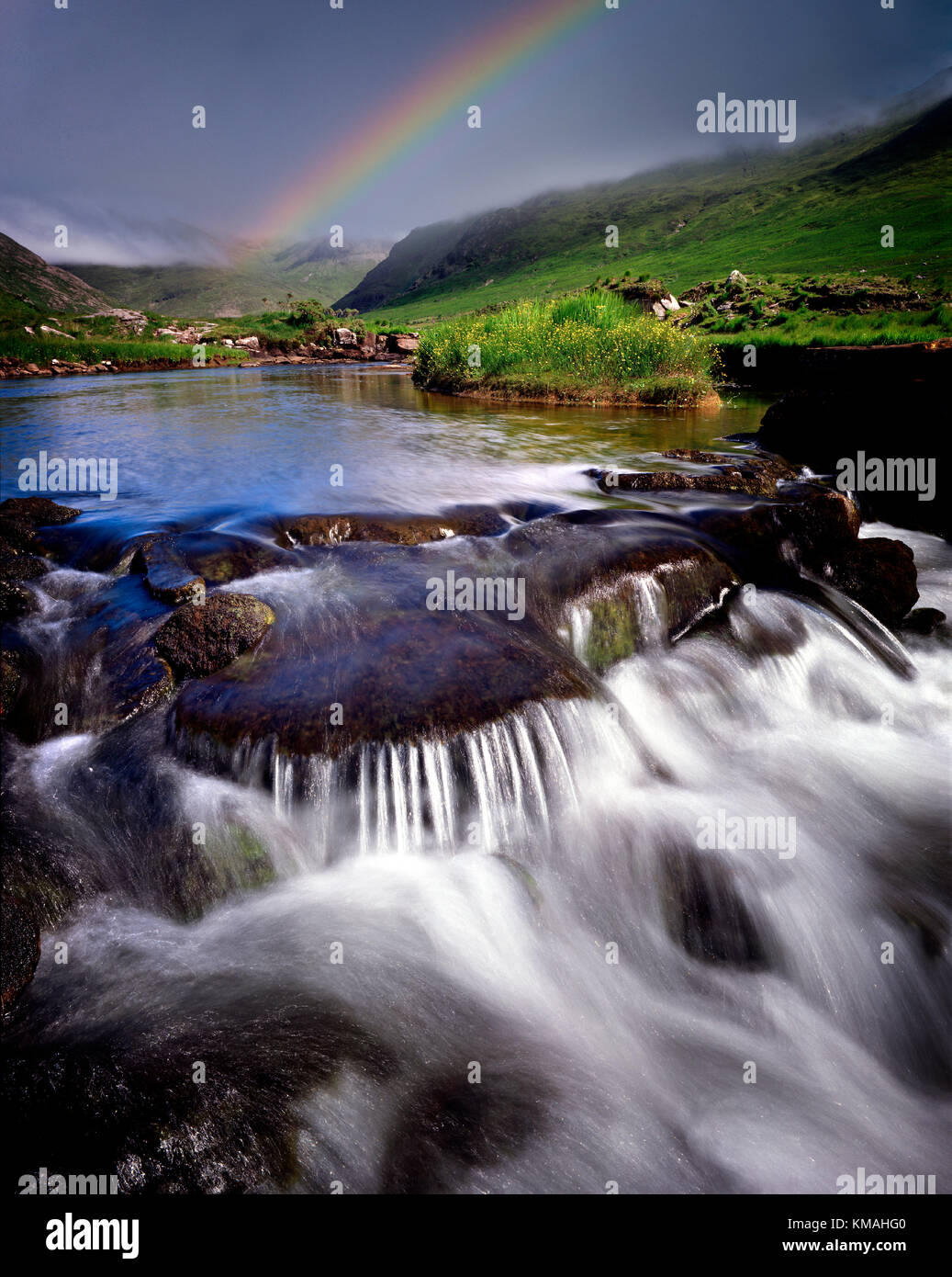 Ie - Co.Mayo: bundorragh fiume vicino a Delphi Foto Stock
